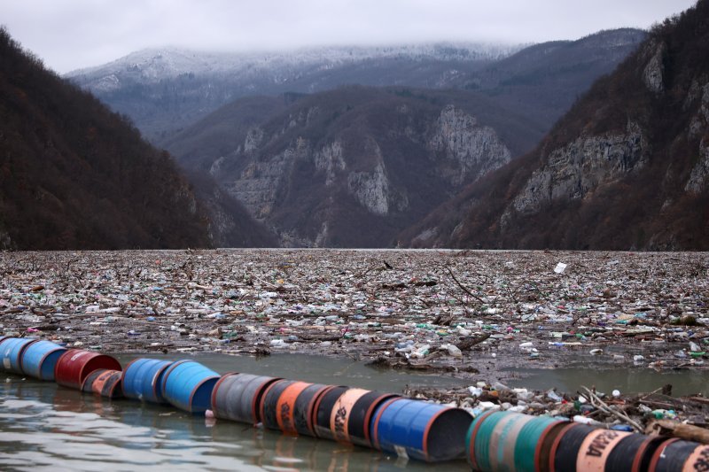 Višegrad: Tone smeća iz tri zemlje plutaju Drinom