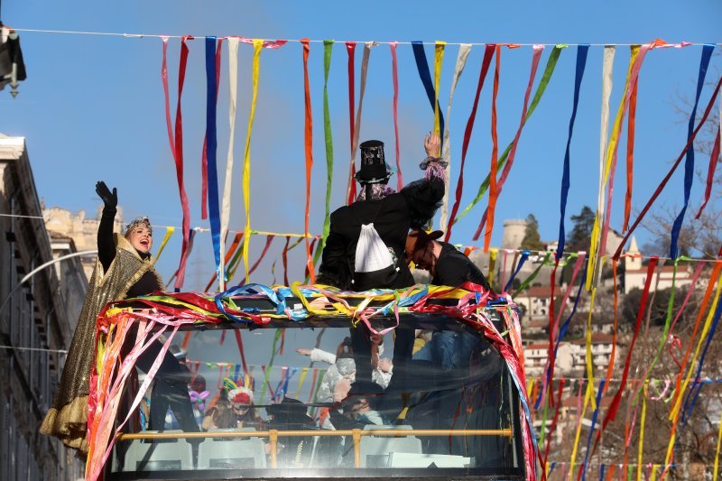 Maškarana manifestacija na riječkim ulicama