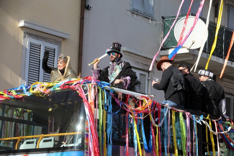 Maškarana manifestacija na riječkim ulicama