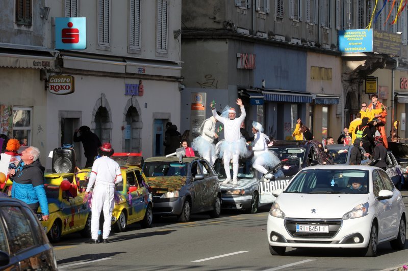 Maškarana manifestacija na riječkim ulicama