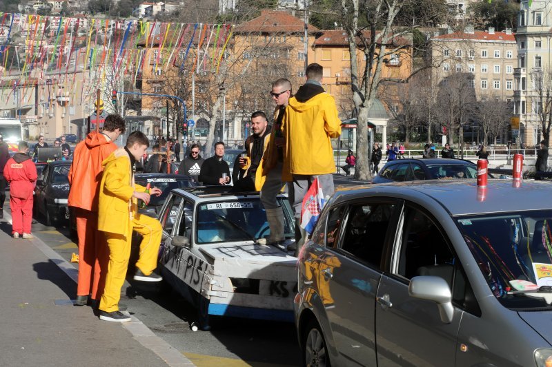 Maškarana manifestacija na riječkim ulicama