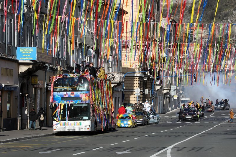 Maškarana manifestacija na riječkim ulicama