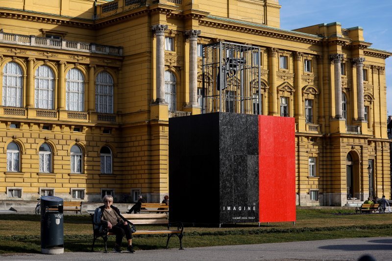 Galerist Miloš Glavurtić na Trgu Republike Hrvatske postavio instalaciju 'Imagine' Vladimira Dodiga Trokuta