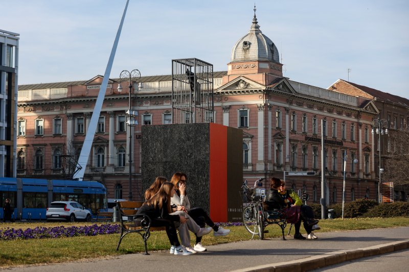 Galerist Miloš Glavurtić na Trgu Republike Hrvatske postavio instalaciju 'Imagine' Vladimira Dodiga Trokuta