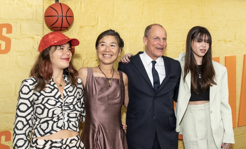 Woody Harrelson sa suprugom Laurom Louie i kćerima