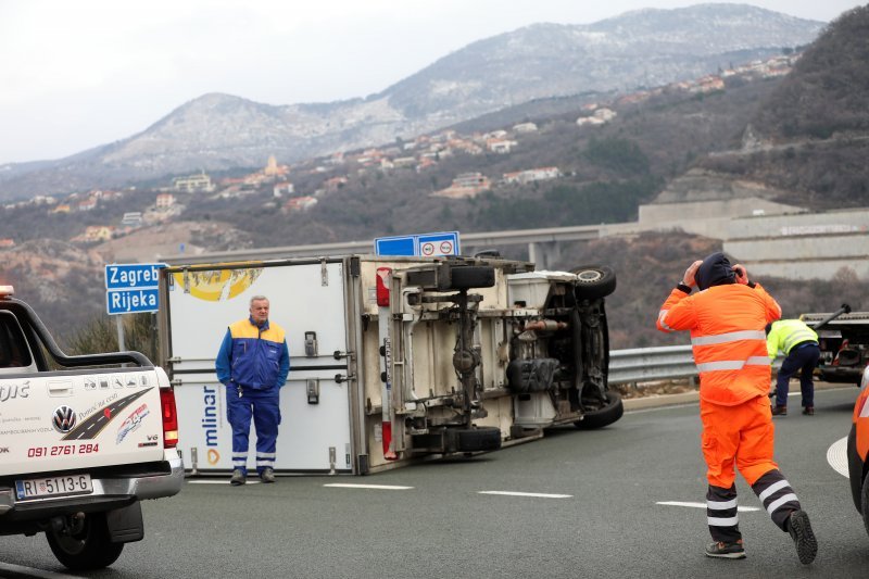 Olujna bura prevrnula dostavni kamion