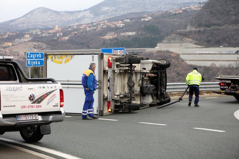 Olujna bura prevrnula dostavni kamion