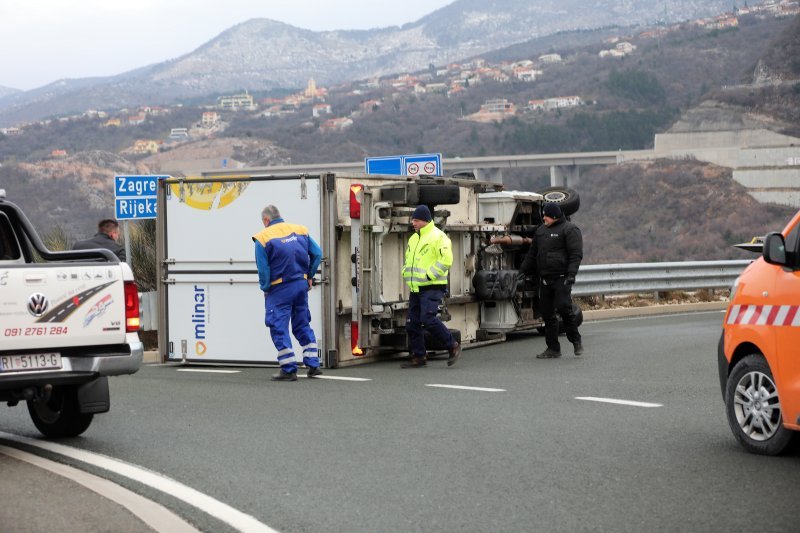 Olujna bura prevrnula dostavni kamion