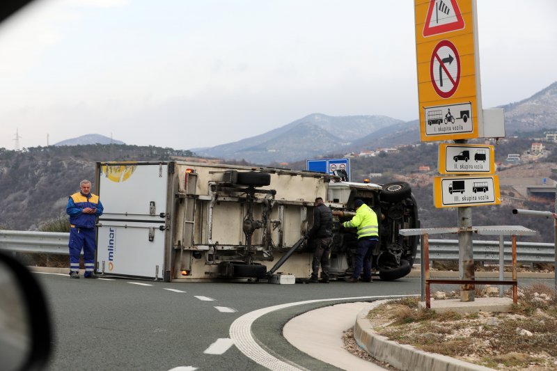 Olujna bura prevrnula dostavni kamion