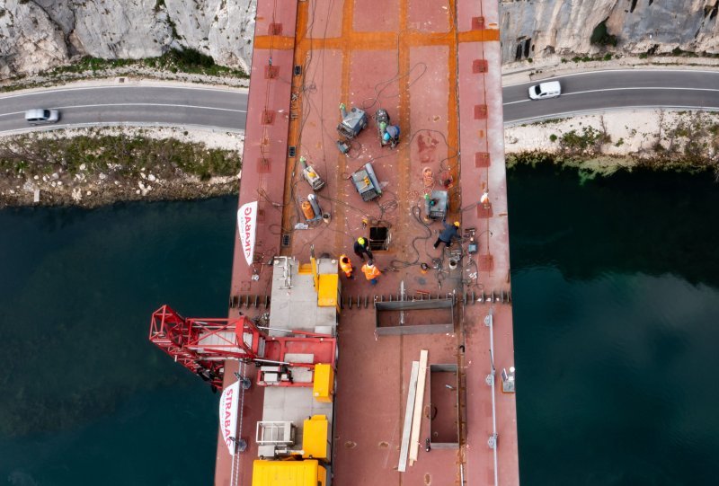 Završno spajanje mosta u Omišu