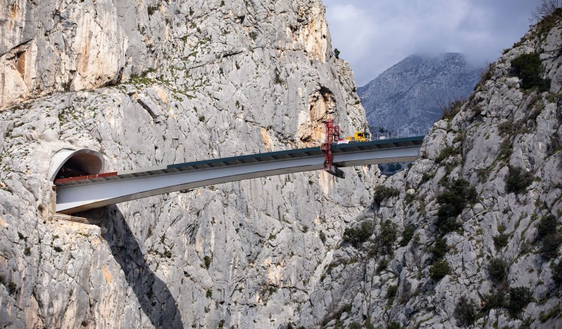 Završno spajanje mosta u Omišu