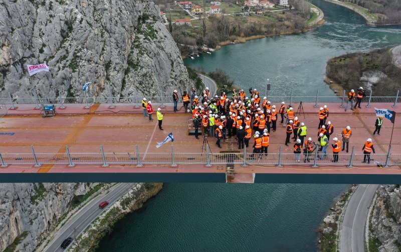 Fotografije iz zraka sa svečanosti spajanja mosta preko Cetine