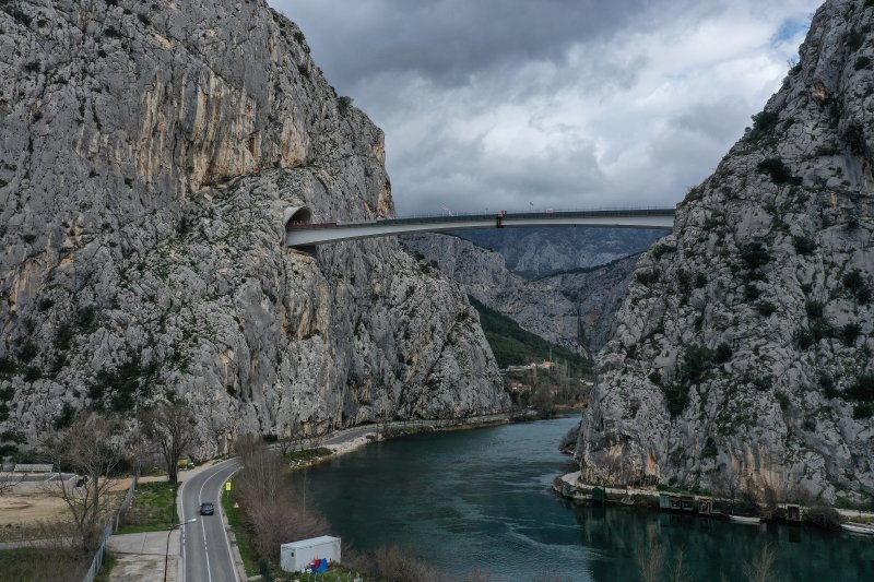 Fotografije iz zraka sa svečanosti spajanja mosta preko Cetine