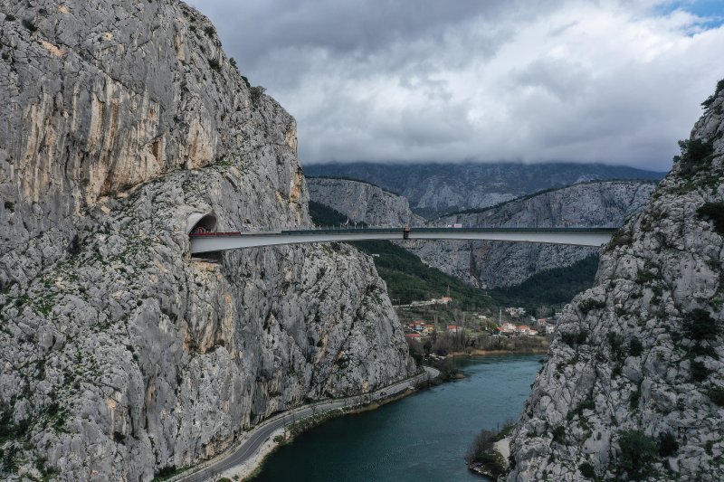 Fotografije iz zraka sa svečanosti spajanja mosta preko Cetine