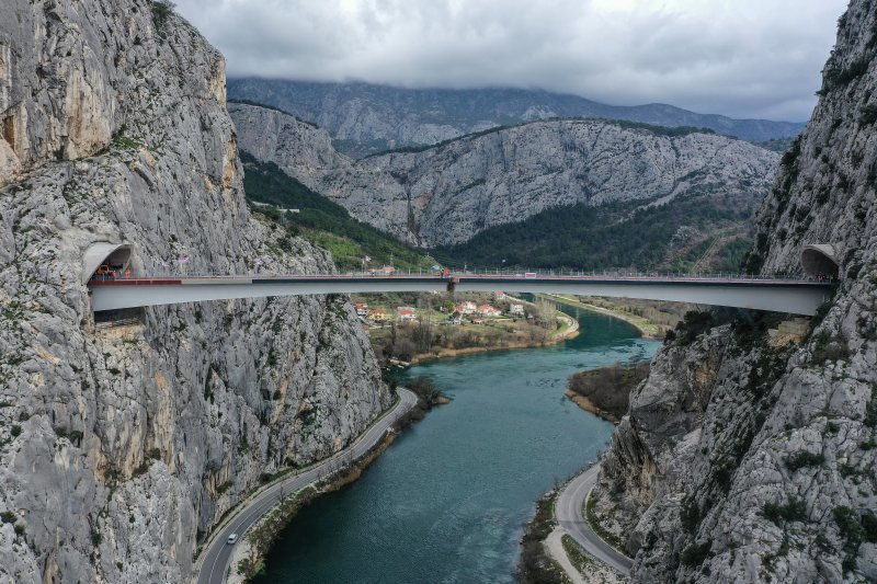 Fotografije iz zraka sa svečanosti spajanja mosta preko Cetine