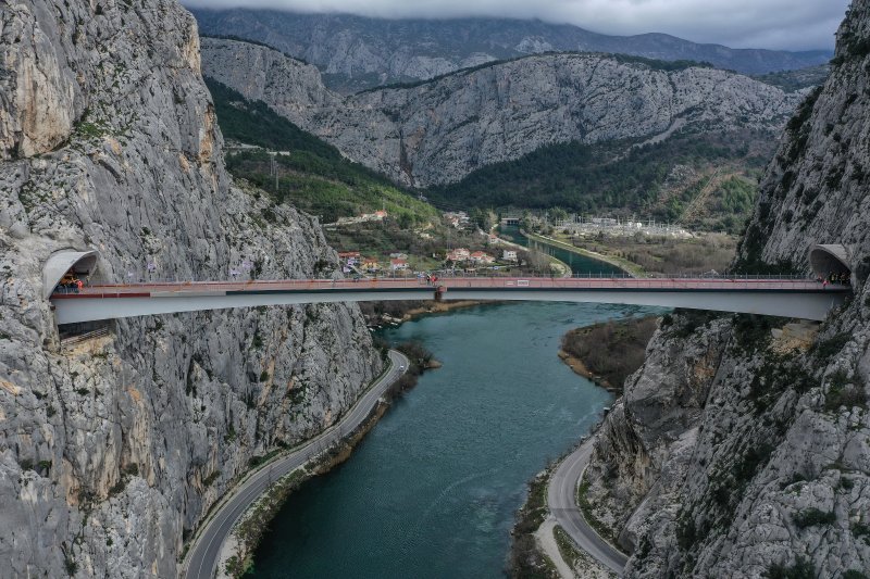 Fotografije iz zraka sa svečanosti spajanja mosta preko Cetine