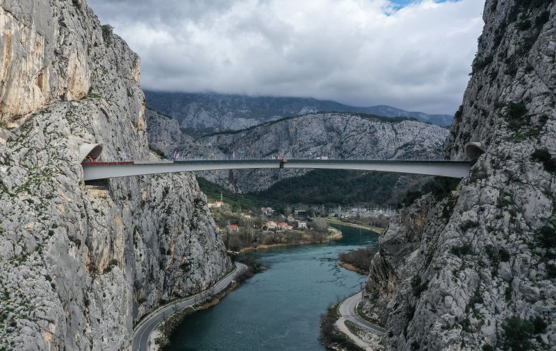 Fotografije iz zraka sa svečanosti spajanja mosta preko Cetine