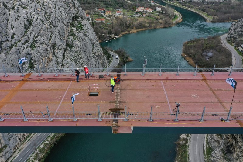 Fotografije iz zraka sa svečanosti spajanja mosta preko Cetine