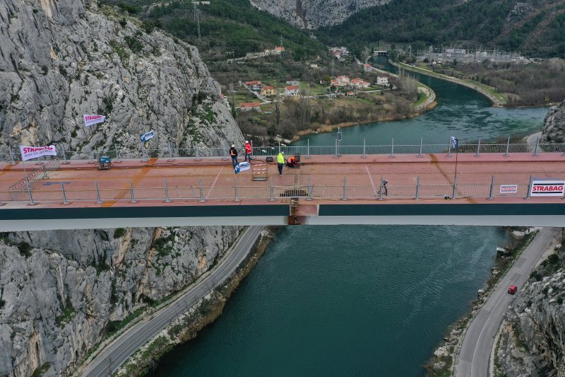 Fotografije iz zraka sa svečanosti spajanja mosta preko Cetine
