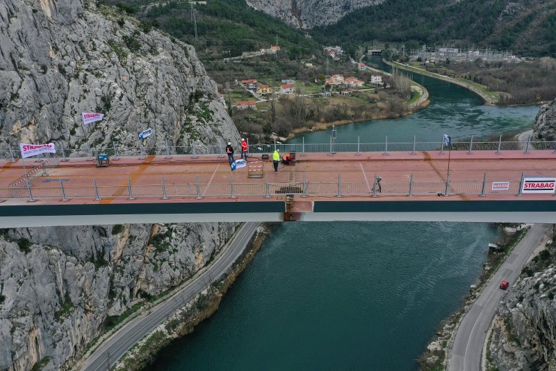 Fotografije iz zraka sa svečanosti spajanja mosta preko Cetine