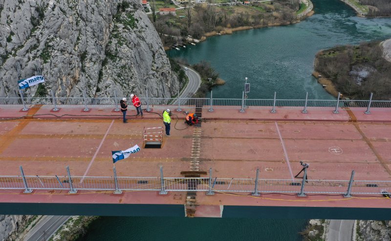 Fotografije iz zraka sa svečanosti spajanja mosta preko Cetine