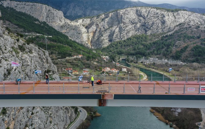 Fotografije iz zraka sa svečanosti spajanja mosta preko Cetine