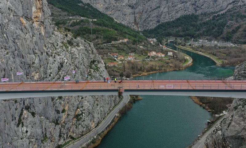 Fotografije iz zraka sa svečanosti spajanja mosta preko Cetine