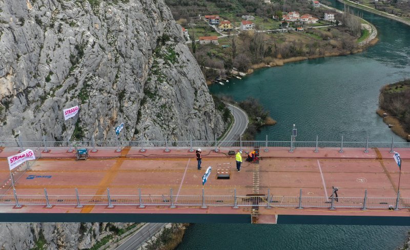 Fotografije iz zraka sa svečanosti spajanja mosta preko Cetine