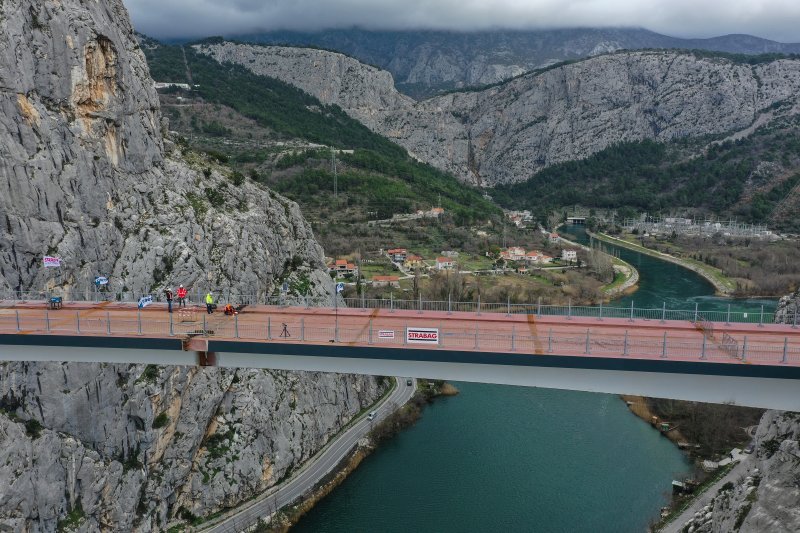 Fotografije iz zraka sa svečanosti spajanja mosta preko Cetine