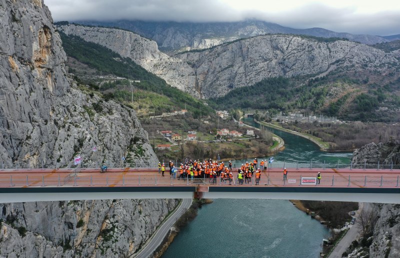 Fotografije iz zraka sa svečanosti spajanja mosta preko Cetine