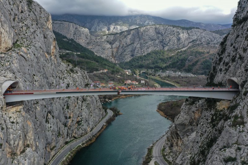 Fotografije iz zraka sa svečanosti spajanja mosta preko Cetine