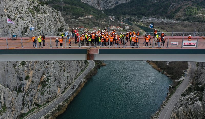 Fotografije iz zraka sa svečanosti spajanja mosta preko Cetine