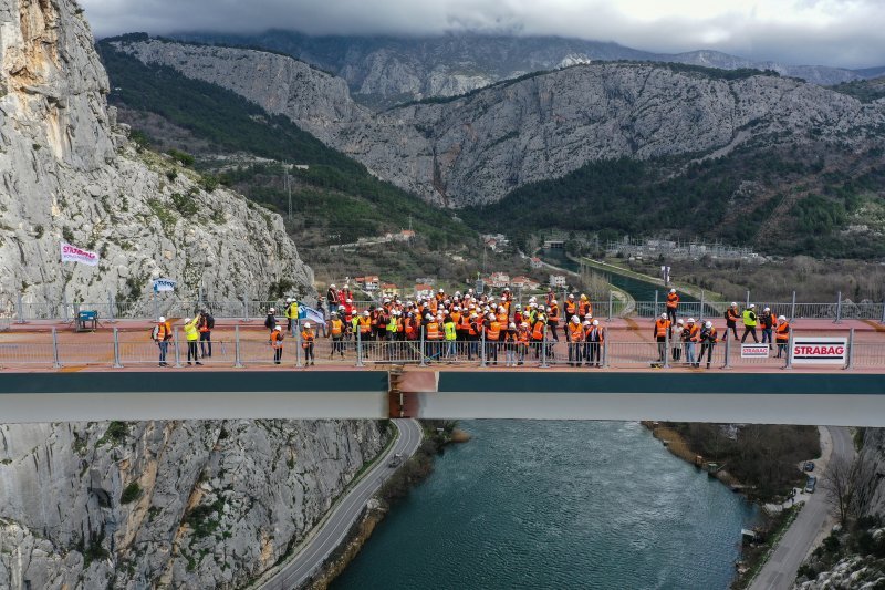 Fotografije iz zraka sa svečanosti spajanja mosta preko Cetine