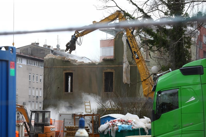 Rušenje zgrade na adresi Ilica 242, čiji dio se jučer urušio