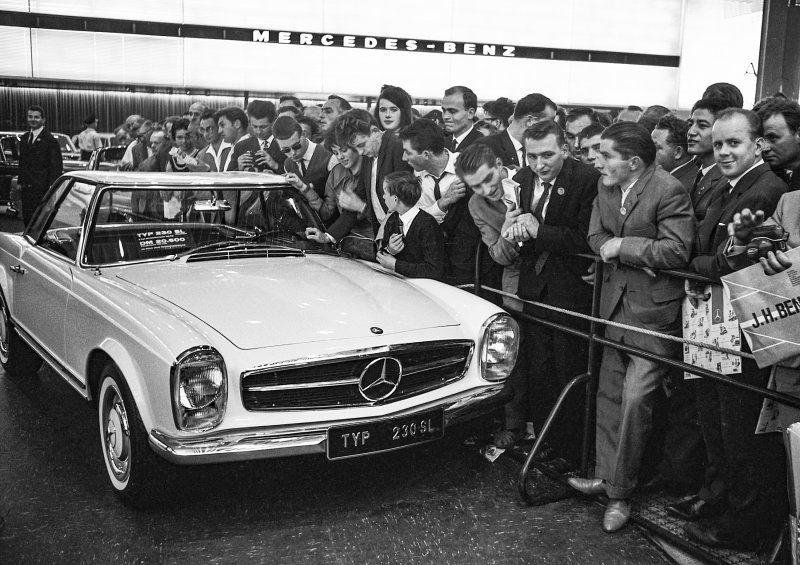 Mercedes-Benz 230 SL 'Pagoda' (W 113). Predstavljanje na Međunarodnom sajmu automobila u Frankfurtu na Majni (IAA) od 12. do 22. rujna 1963.