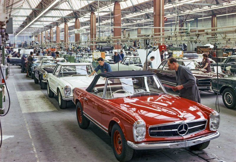 Mercedes-Benz 230 SL 'Pagoda' (W 113). Proizvodnja u tvornici Mercedes-Benz u Sindelfingenu. Fotografija iz 1964. godine.