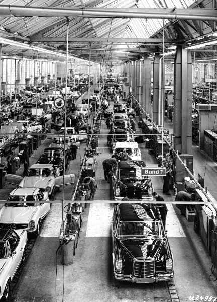 Mercedes-Benz 230 SL 'Pagoda' (W 113). Proizvodnja u tvornici Mercedes-Benz u Sindelfingenu (lijevo). Mercedes-Benz 600 (W 100) sastavlja se na desnoj tekućoj traci. Fotografija iz 1964. godine.