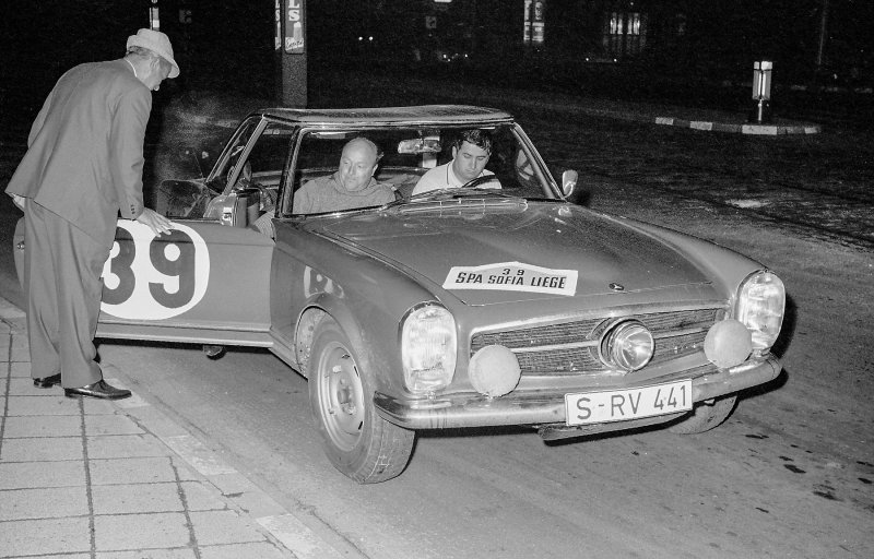 Mercedes-Benz 230 SL rally automobil (W 113) koji su vozili kasniji pobjednici Eugen Böhringer i Klaus Kaiser (trkaći broj 39) na reliju Spa-Sofia-Liège od 27. do 31. kolovoza 1963. Fotografija kontrolne točke u Karlsruheu.