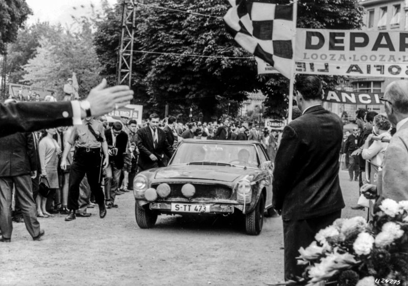 Mercedes-Benz 230 SL reli automobil (W 113) koji su vozili Eugen Böhringer i Klaus Kaiser (trkaći broj 31) na reliju Spa-Sofia-Liège od 25. do 29. kolovoza 1964. Böhringer/Kaiser zauzeo je ukupno treće mjesto