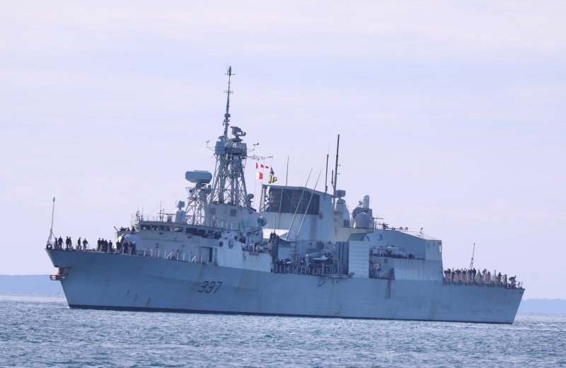 Brod kanadske mornarice HMCS Fredericton u Splitu