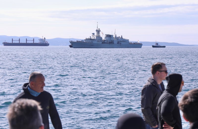 Brod kanadske mornarice HMCS Fredericton u Splitu