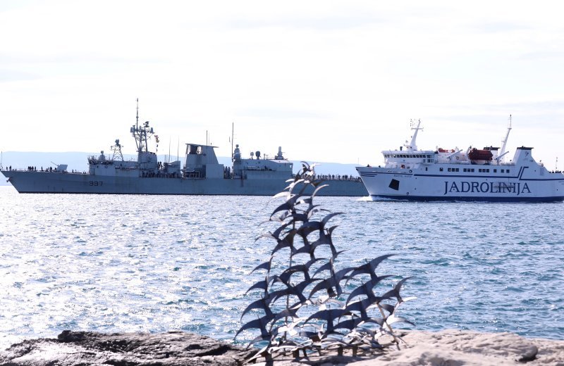 Brod kanadske mornarice HMCS Fredericton u Splitu