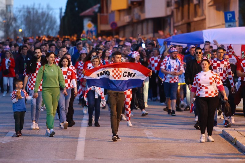 Navijači nose veliku hrvatsku zastavu