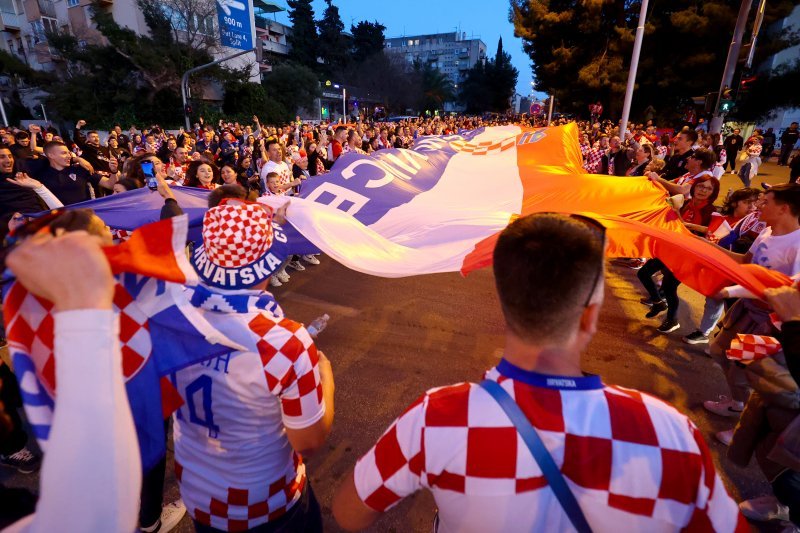 Navijači nose veliku hrvatsku zastavu