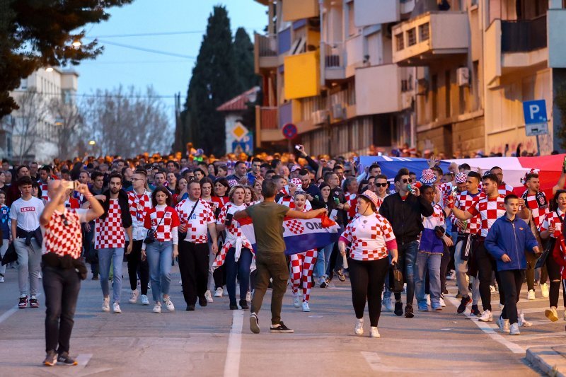 Navijači nose veliku hrvatsku zastavu