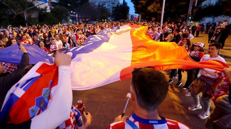 Navijači nose veliku hrvatsku zastavu