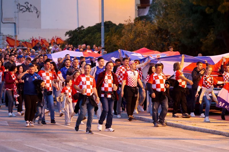 Navijači nose veliku hrvatsku zastavu