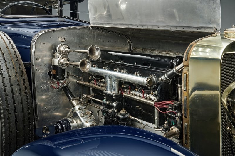 Impresivan motor od 6,6 litara i karoserija koju je po narudžbi izradila praška tvrtka J. O. Jech