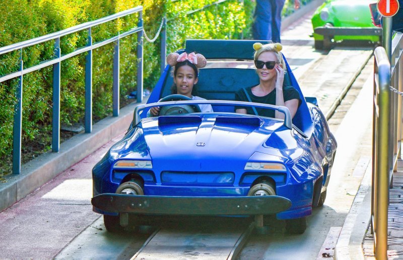 Charlize Theron u Disneylandu