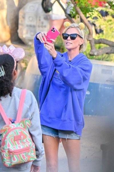 Charlize Theron u Disneylandu
